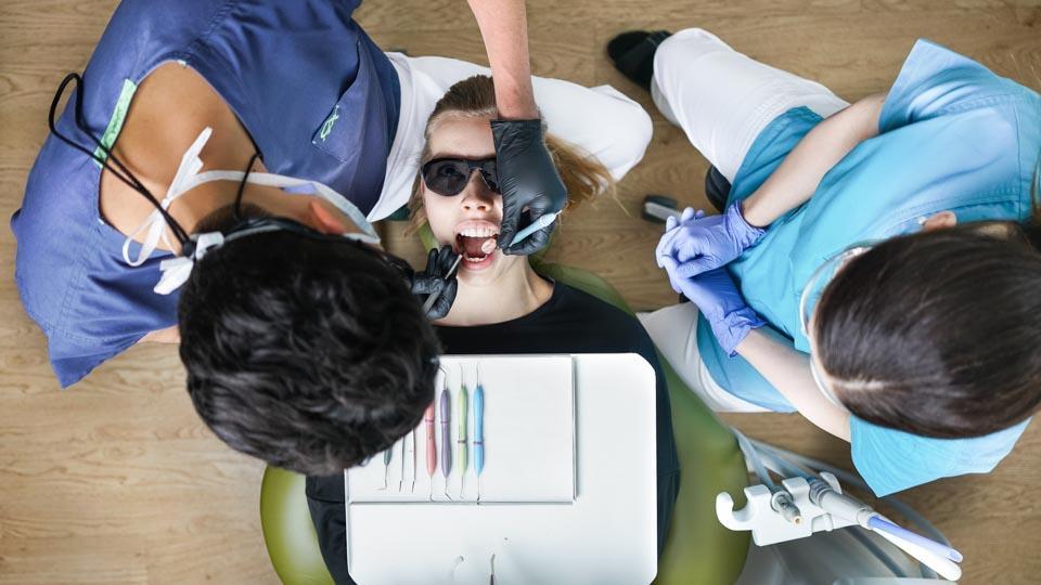 Komplikaatioiden ja ongelmien välttämiseksi hammastulehdukset tulee olla hoidettuna ennen hammasimplanttihoitoa. 