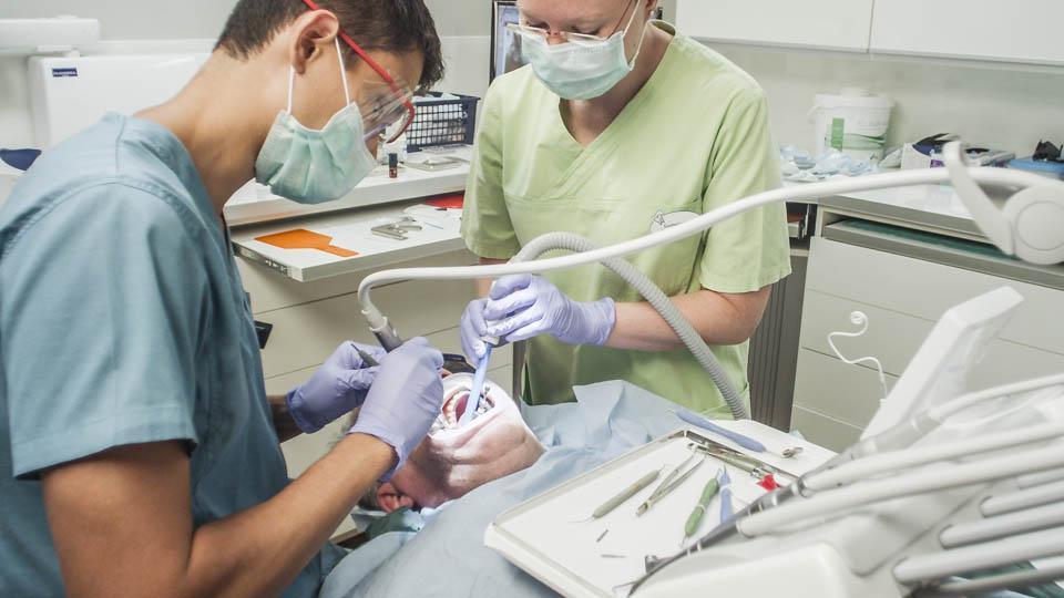 Hammashoitajan työhön kuuluu hammaslääkärin avustaminen.